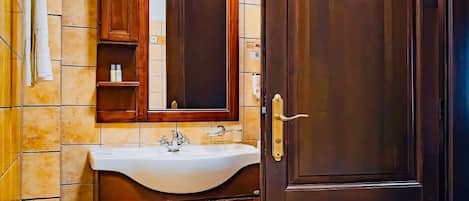 Chuveiro, secador de cabelo, toalhas de banho, shampoo