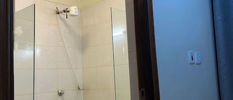 تجهيزات دش، مجففات شعر، مراحيض شطف، مناشف