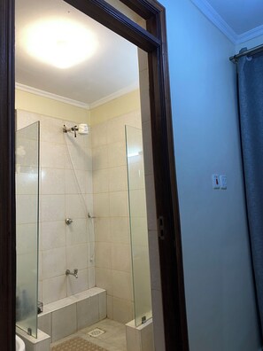 Bathroom - Ruaka Karington Studio (Ruaka)