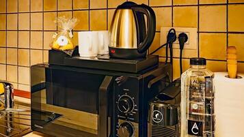 Refrigerador, microondas, parrilla de estufa y tetera eléctrica