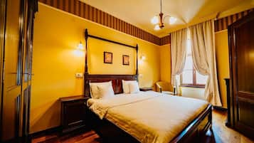 Desk, iron/ironing board, WiFi, bed sheets