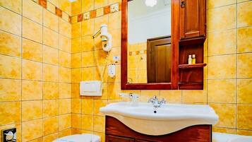 Dusche, Haartrockner, Handtücher, Shampoo