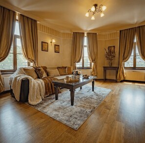 Ein gemütliches Wohnzimmer mit Sofa, Couchtisch und Kamin.