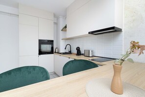 Fridge, oven, stovetop, dishwasher
