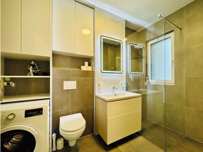 Shower, hair dryer, towels - Joy City Stay Armoniei 29 (Timișoara)