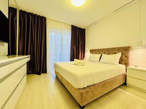 Tabla de planchar con plancha, wifi y ropa de cama 