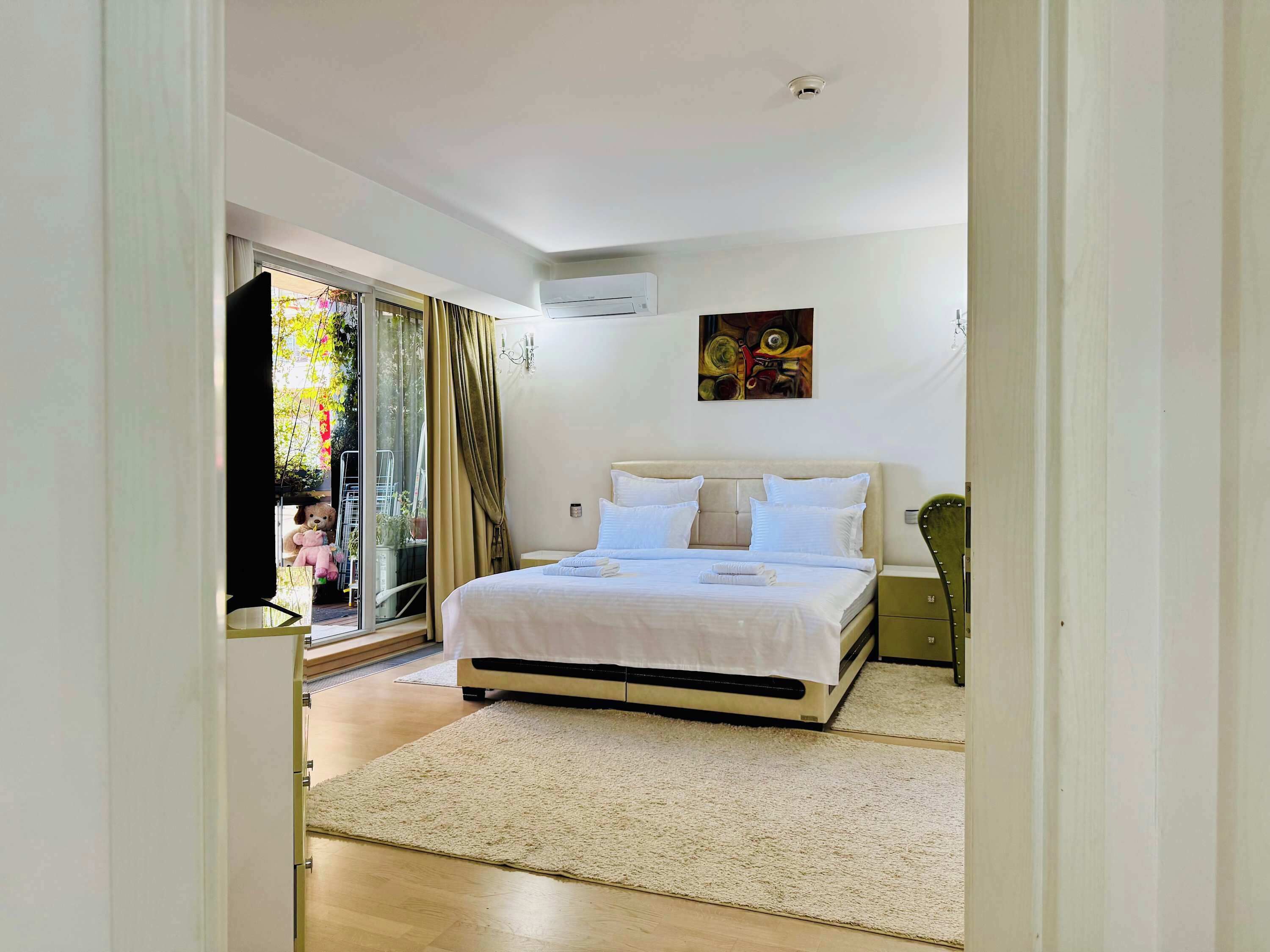 Desk, iron/ironing board, WiFi, bed sheets