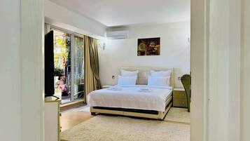 Desk, iron/ironing board, WiFi, bed sheets
