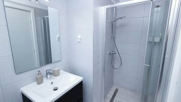 Een douche, een haardroger, handdoeken, shampoo