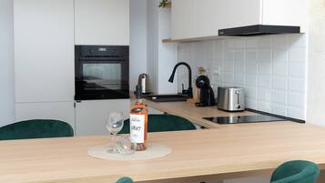 Een koelkast, een oven, een kookplaat, een vaatwasser