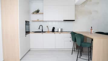 Frigorífico, horno, placa de cocina y lavavajillas