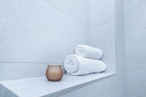 Shower, hair dryer, towels, shampoo - Hubix Suites |  View | Casa del Mar C1-25 (Mamaia)