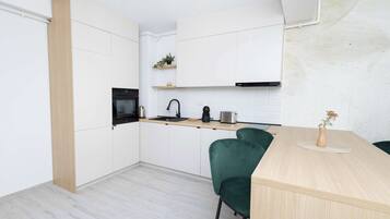 Fridge, oven, stovetop, dishwasher