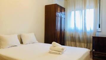 Iron/ironing board, WiFi, bed sheets