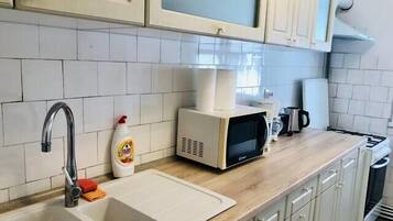 Kjøleskap, ovn, kaffetrakter/tekoker og vannkoker