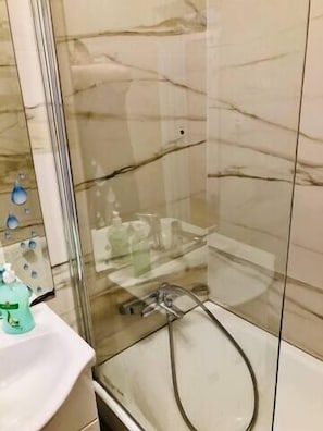 Douche, séchoir à cheveux, serviettes fournies, shampooing