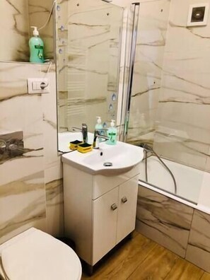 Shower, hair dryer, towels, shampoo - Joy City Stay Family Ultracentral (Timișoara)