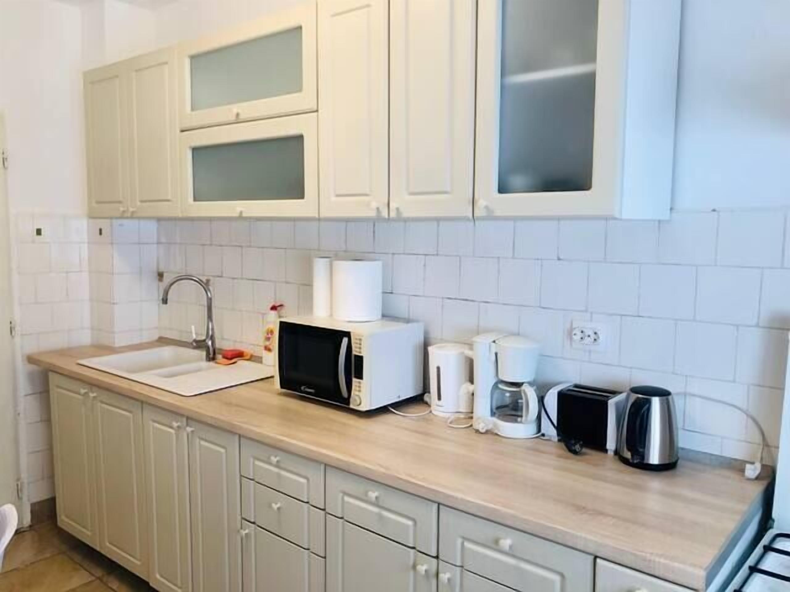 Fridge, oven, coffee/tea maker, electric kettle