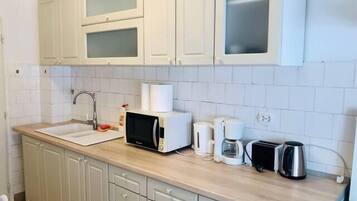 Fridge, oven, coffee/tea maker, electric kettle