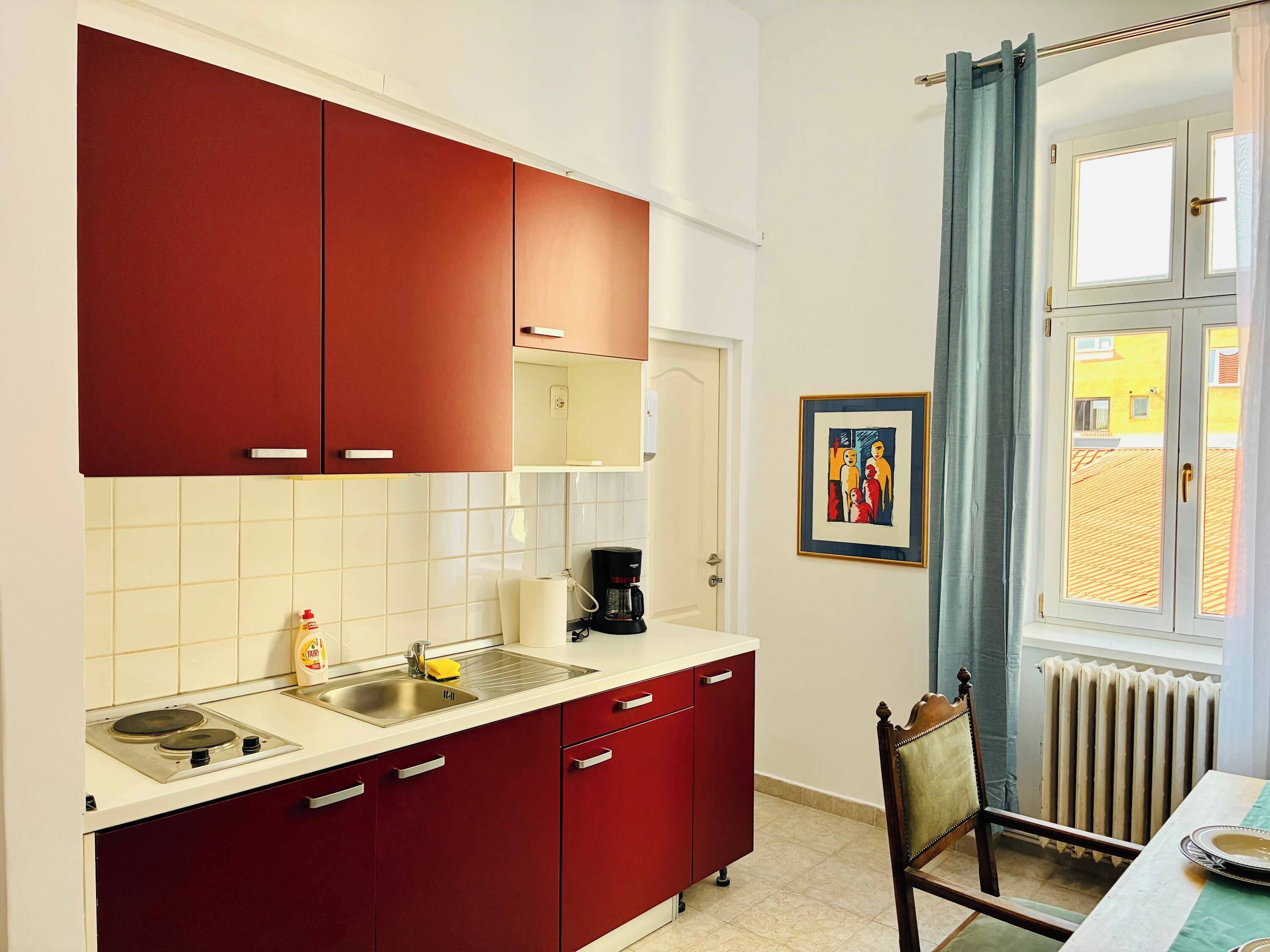 Wasserkocher mit Kaffee-/Teezubehör, Kühlschrank, Ofen, Herdplatte