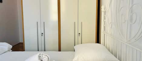 3 bedrooms, desk, iron/ironing board, WiFi