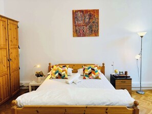 Escritorio, tabla de planchar con plancha, wifi y ropa de cama 