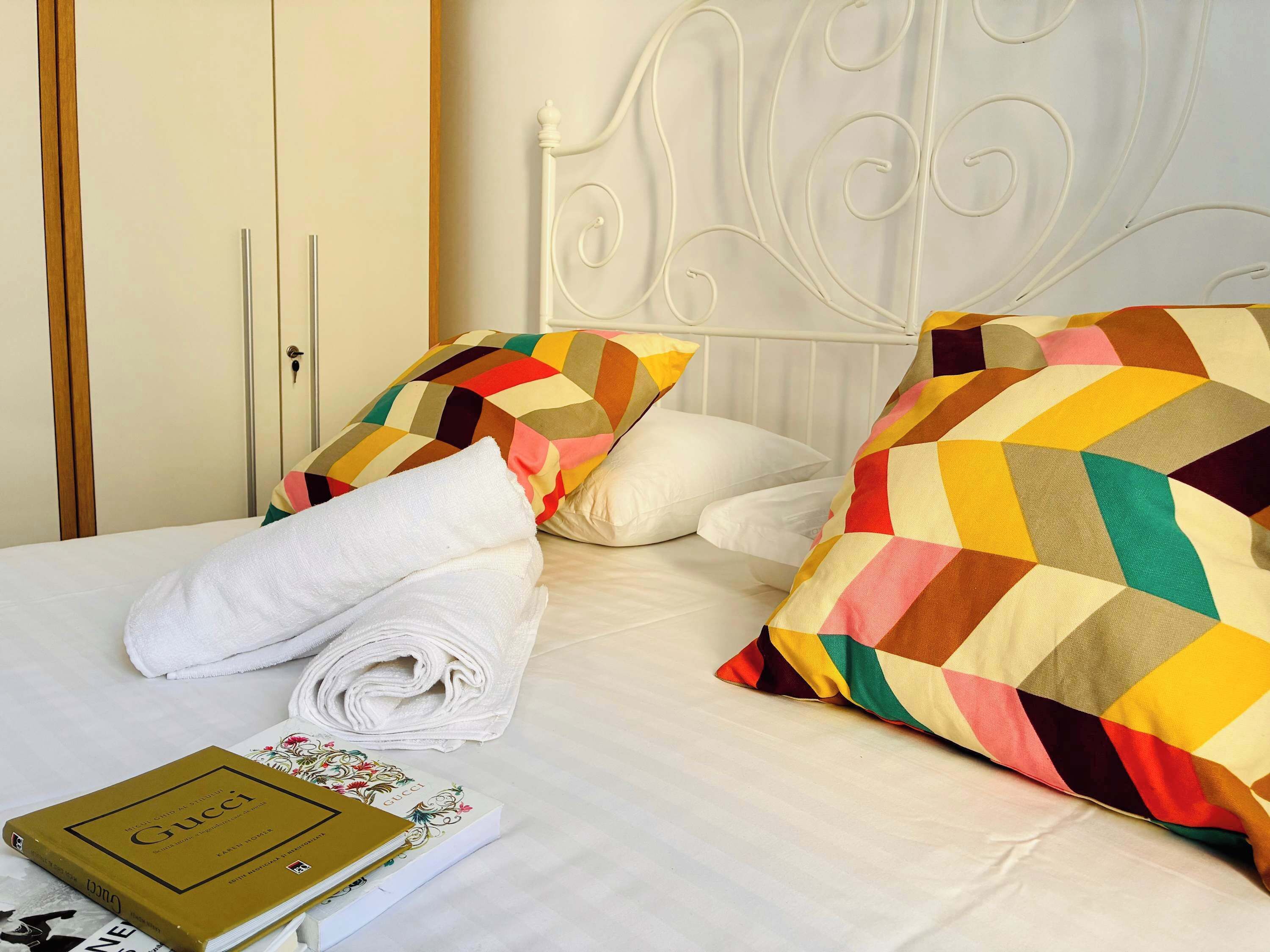 Escritorio, tabla de planchar con plancha, wifi y ropa de cama 