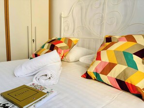 Escritorio, tabla de planchar con plancha, wifi y ropa de cama 