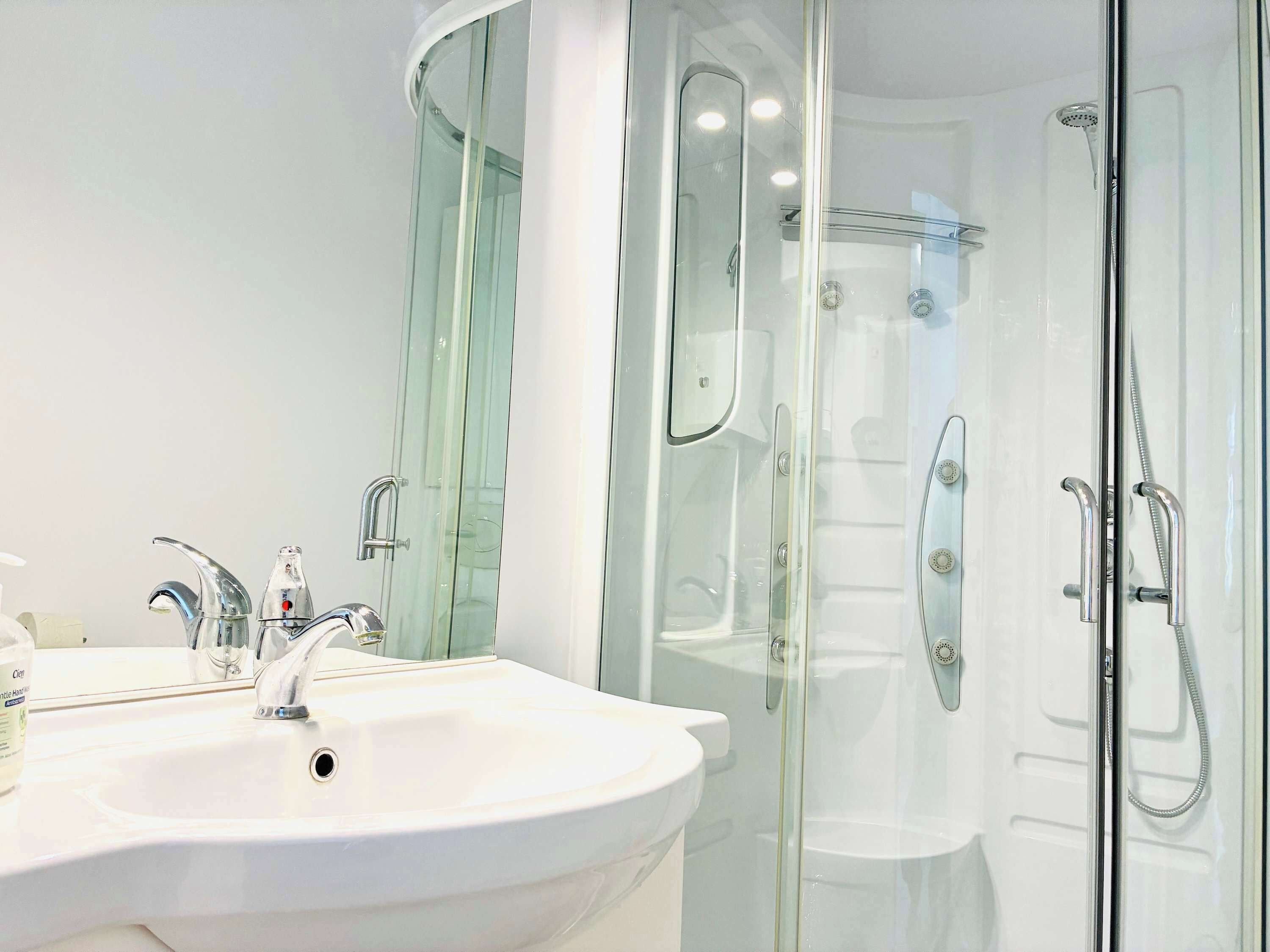 Dusche, Haartrockner, Handtücher