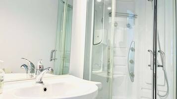 Dusche, Haartrockner, Handtücher