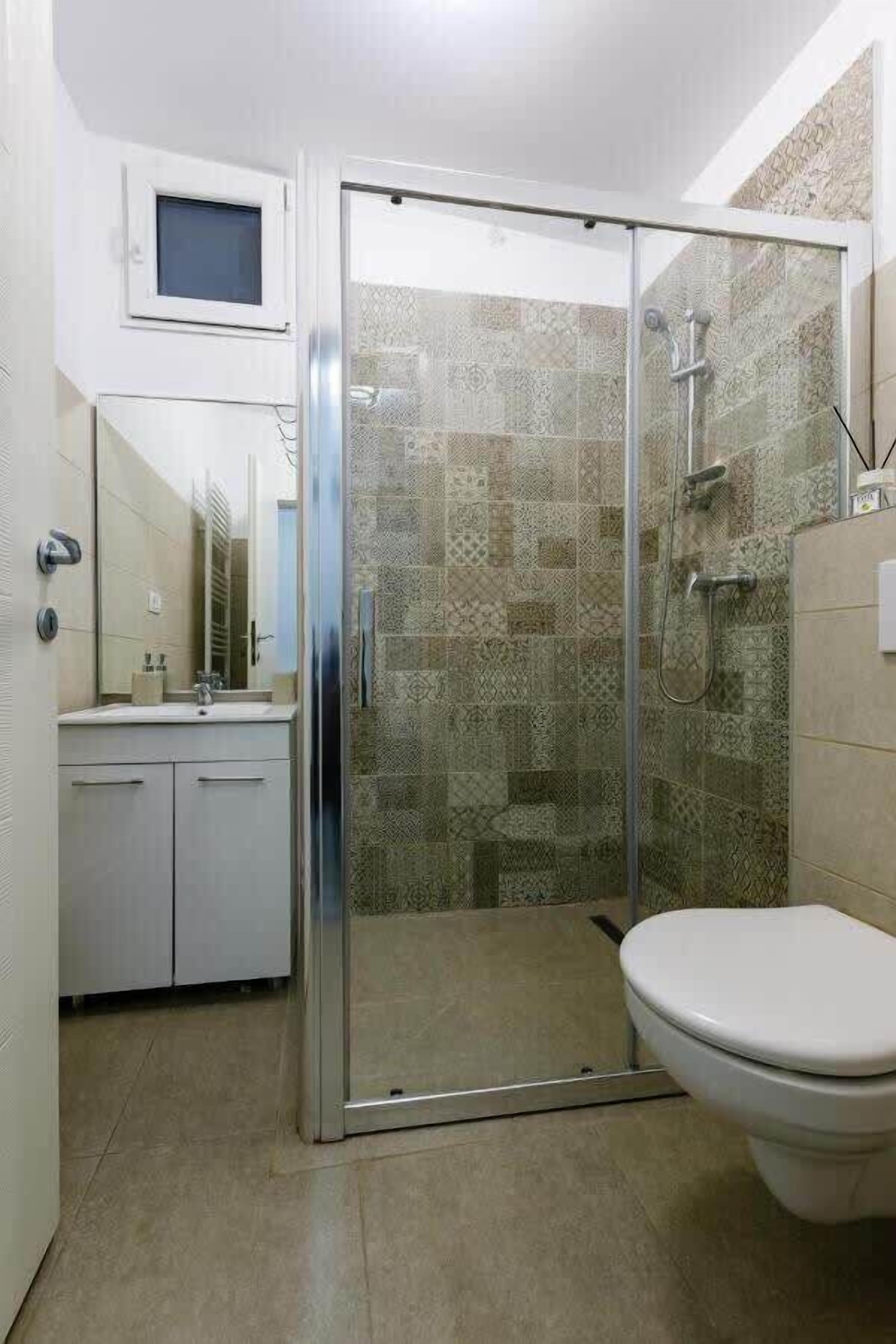 Shower, hair dryer, towels, shampoo