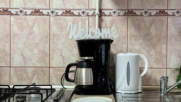 Réfrigérateur, four, cafetiÚre/bouilloire, bouilloire électrique