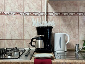 Fridge, oven, coffee/tea maker, electric kettle