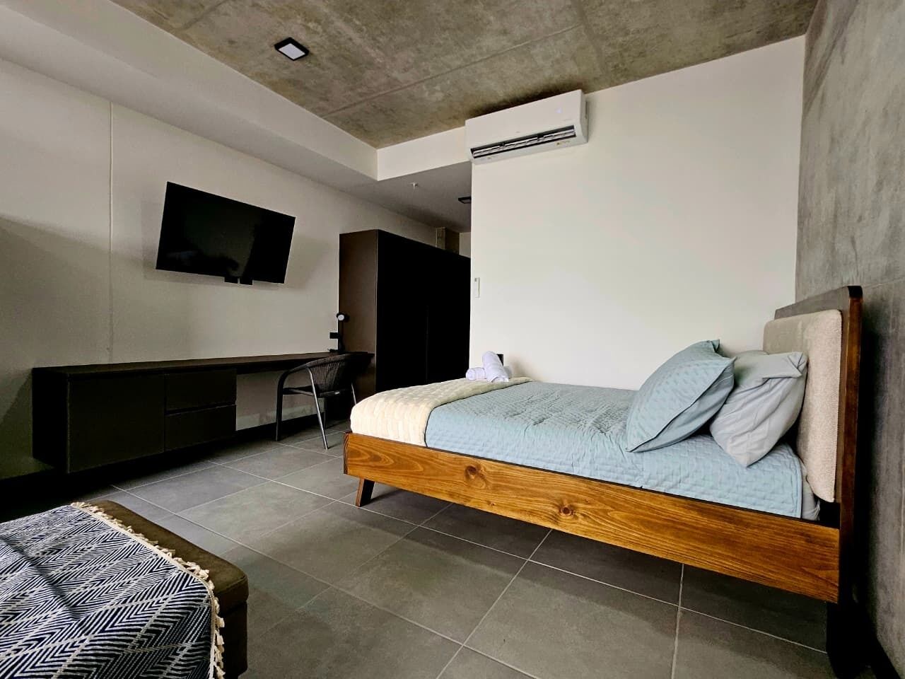 Tabla de planchar con plancha, Internet, ropa de cama