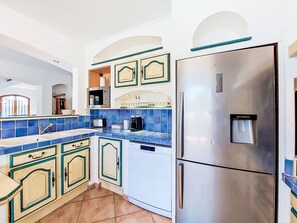Kühlschrank, Mikrowelle, Ofen, Geschirrspüler