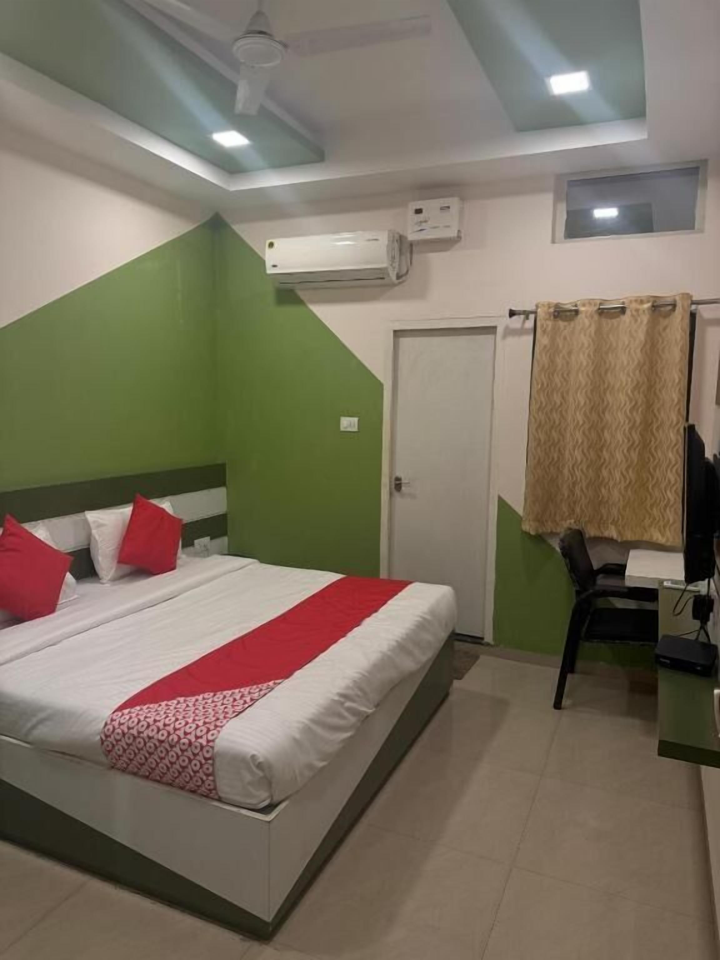Studio, Balcony, City View | Desk, iron/ironing board, free WiFi