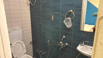 Studio, balkong, byutsikt | Bad | Dusj, toalettartikler (inkludert) og håndklær