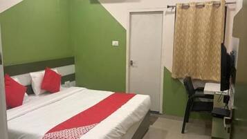 Studio, Balcony, City View | Desk, iron/ironing board, free WiFi