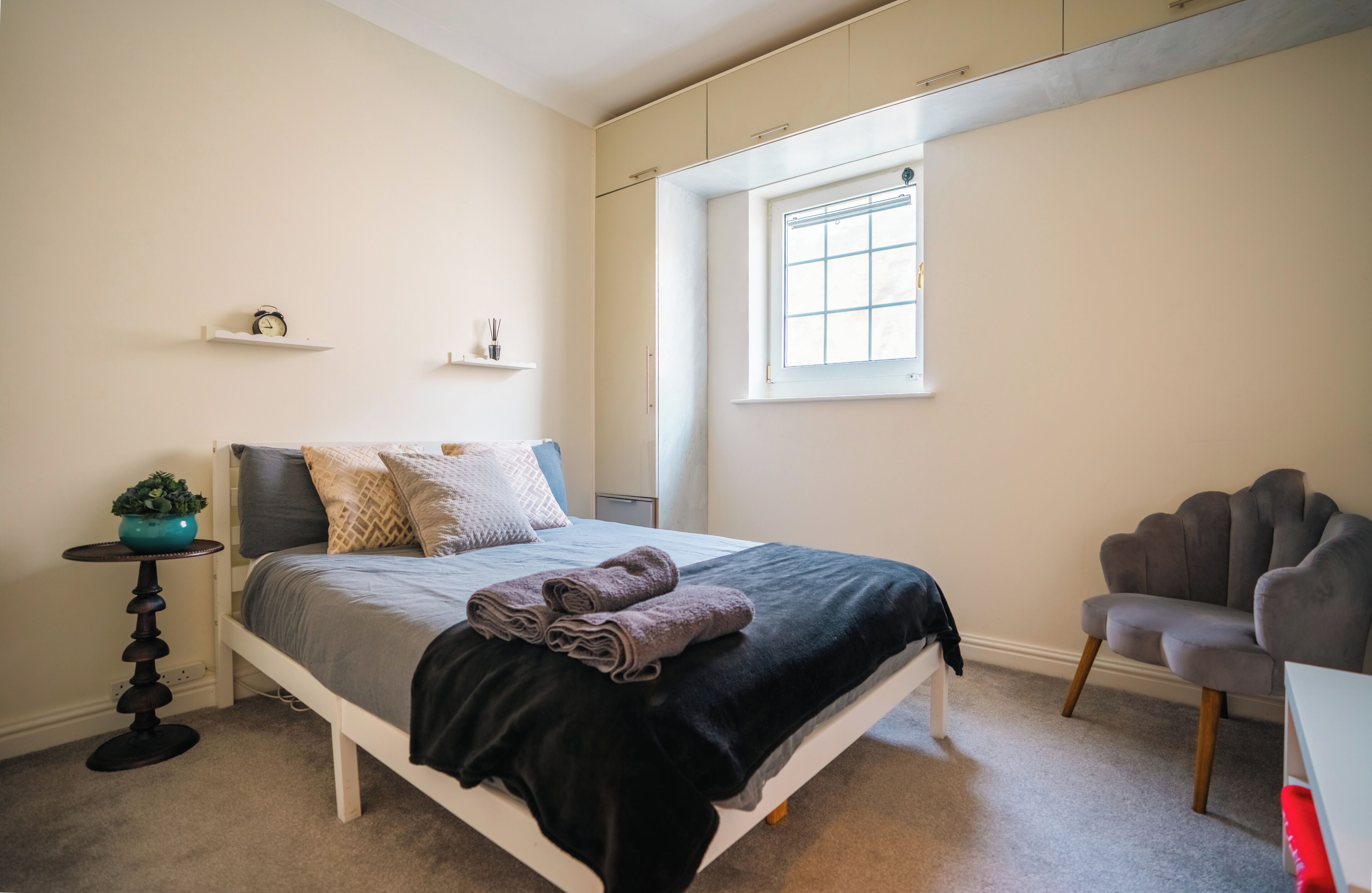 Iron/ironing board, WiFi, bed sheets