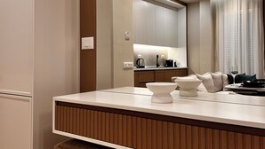 Een moderne badkamer met een grote spiegel, een houten wastafelmeubel en een aanrecht met een wastafel.