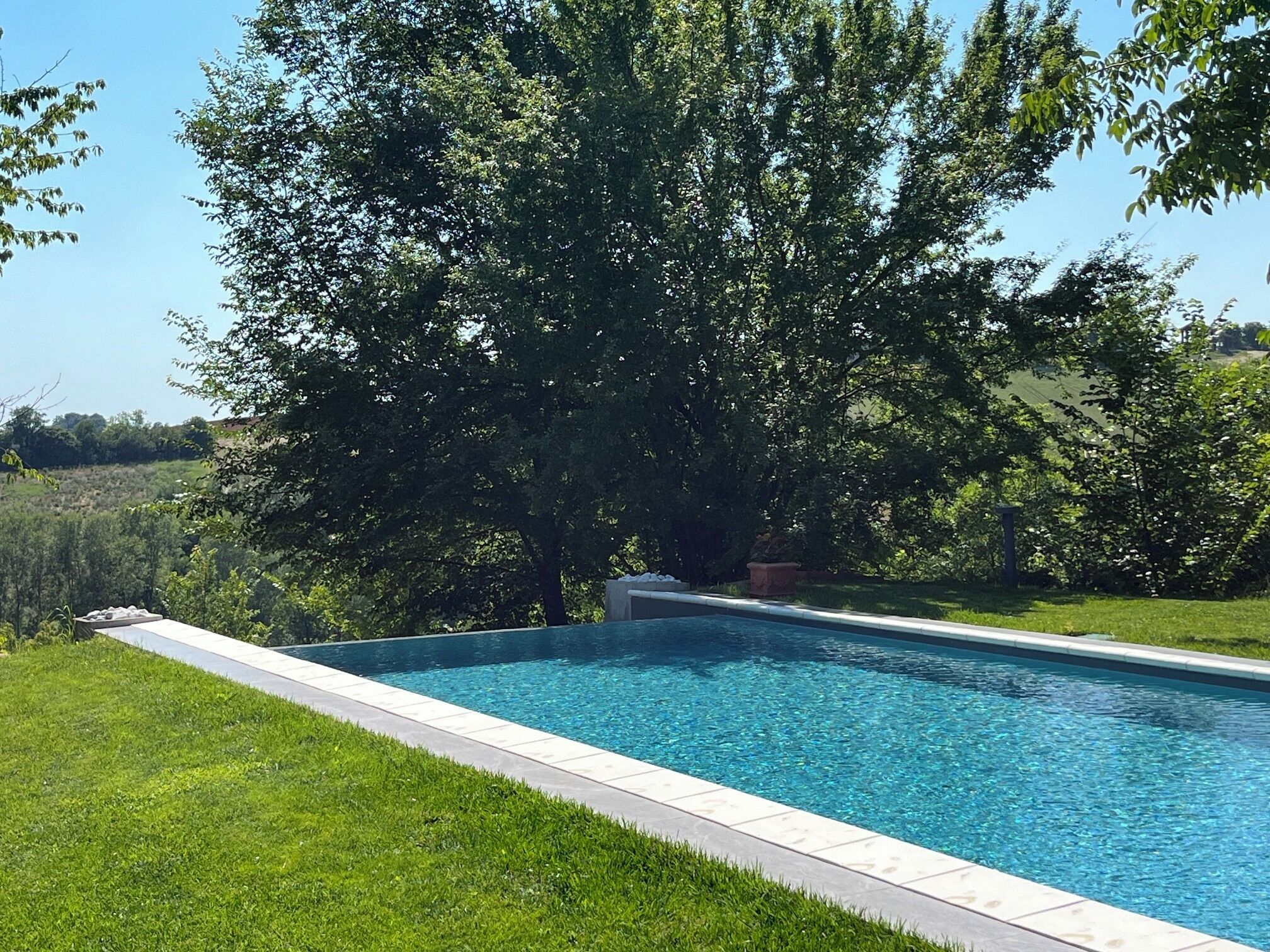 Außenpool (je nach Saison geöffnet), Sonnenschirme, Liegestühle