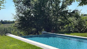 Außenpool (je nach Saison geöffnet), Sonnenschirme, Liegestühle