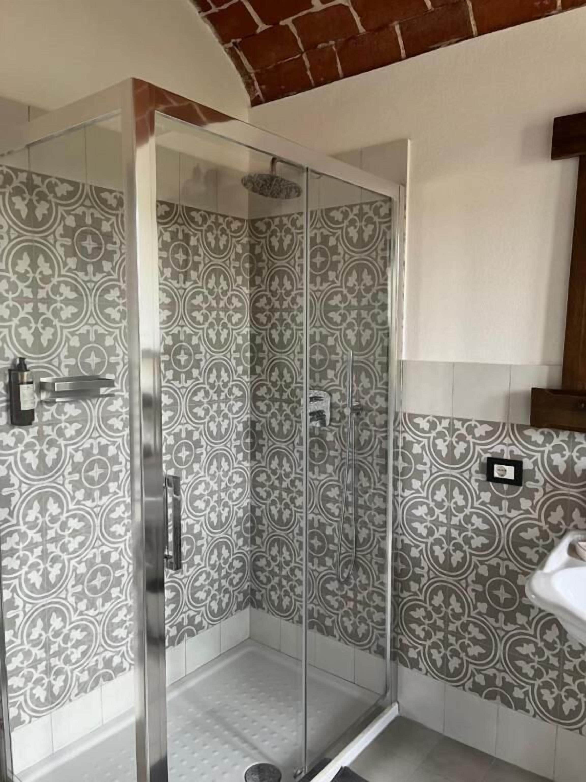 Comfort Double Room, Non Smoking, Courtyard View | Bathroom | Shower, rainfall showerhead, free toiletries, hair dryer