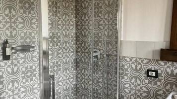 Comfort Double Room, Non Smoking, Courtyard View | Bathroom | Shower, rainfall showerhead, free toiletries, hair dryer