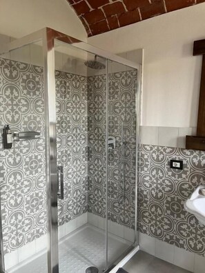 Comfort Double Room, Non Smoking, Courtyard View | Bathroom | Shower, rainfall showerhead, free toiletries, hair dryer
