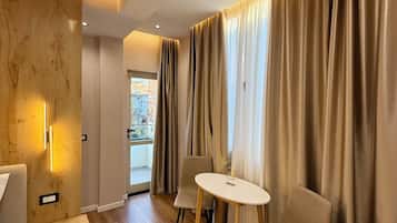 Kahden hengen comfort-huone, parveke, kaupunkinÀköala | Tallelokero huoneessa, ilmainen Wi-Fi