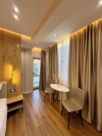 Habitación Confort doble, balcón, vistas a la ciudad | Caja fuerte y wifi gratis. Villa24 Vlore - Botique Rooms