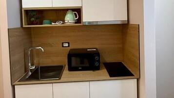 Family Double Room, City View | Dapur peribadi