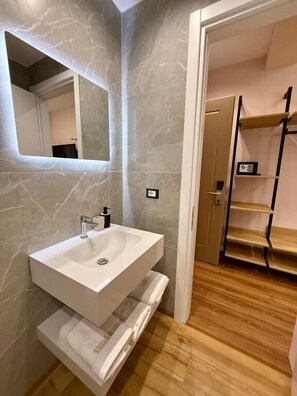 Chambre Supérieure Double ou avec lits jumeaux, balcon, vue ville | Salle de bain