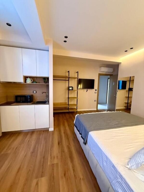 Phòng đôi tiện nghi đơn giản, ban công, quang cảnh thành phố | Két bảo mật tại phòng, truy cập Internet không dây miễn phí 